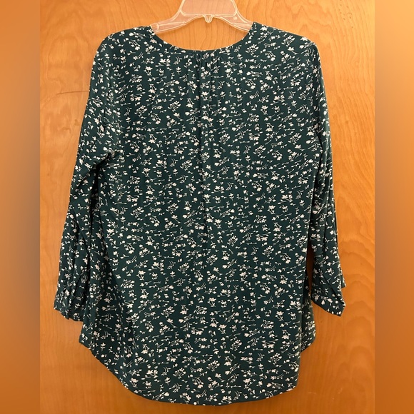 NWT Fun 2 Fun Medium 3/4 sleeve green & white floral blouse - Picture 6 of 6